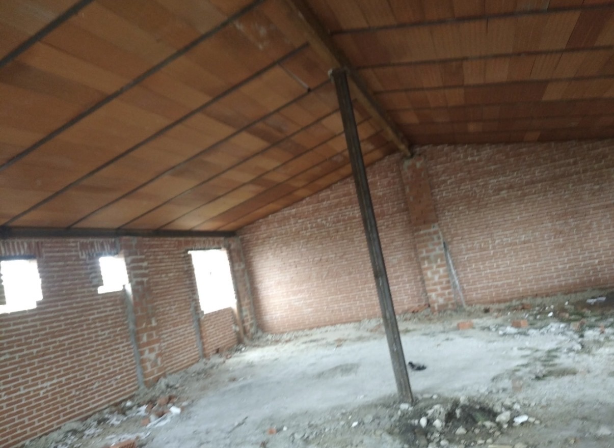 Interior de nave con cubierta instalada